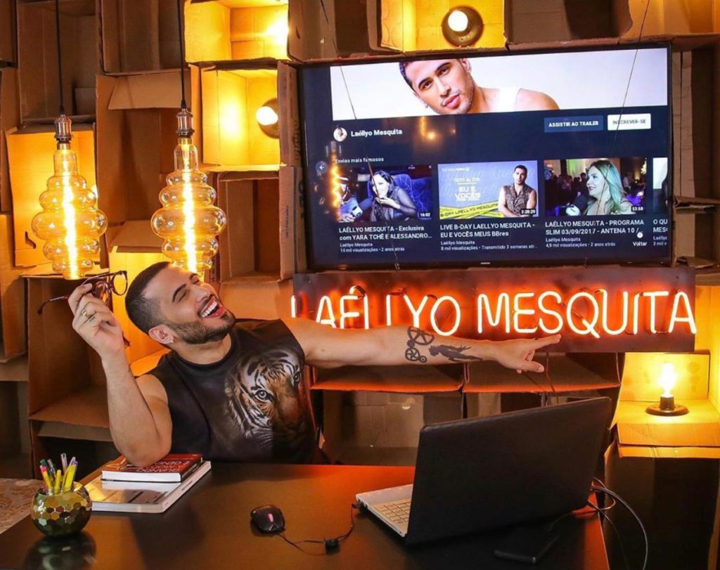 Em live na web, Laéllyo Mesquita entrevista ator de série da Netflix