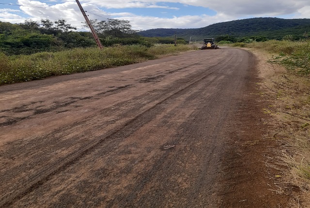 Prefeitura recupera estradas vicinais da zona rural de Picos