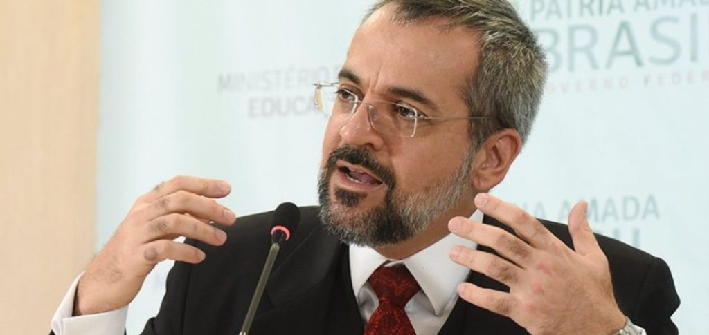 Weintraub é multado em R$ 2 mil por não usar máscara em protesto