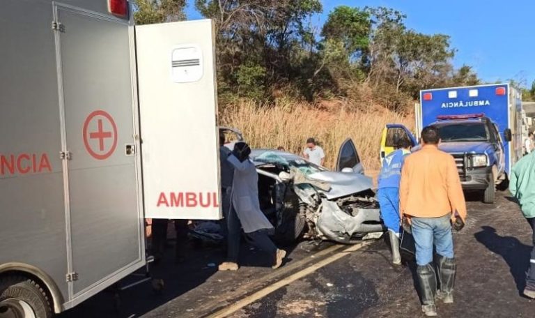 Colisão entre veículos deixa seis pessoas feridas na BR-135 Colisão entre veículos deixa seis pessoas feridas na BR-135
