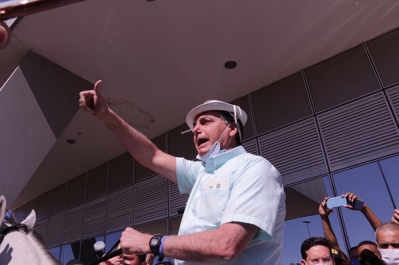 Montado em cavalo, Bolsonaro cumprimenta simpatizantes ao chegar no Piauí