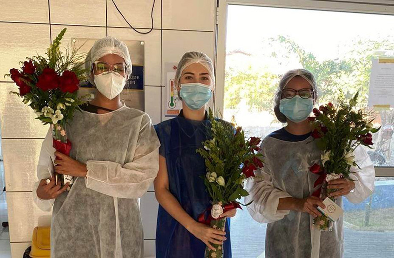 Profissionais de saúde ganham rosas de paciente que venceu a Covid-19
