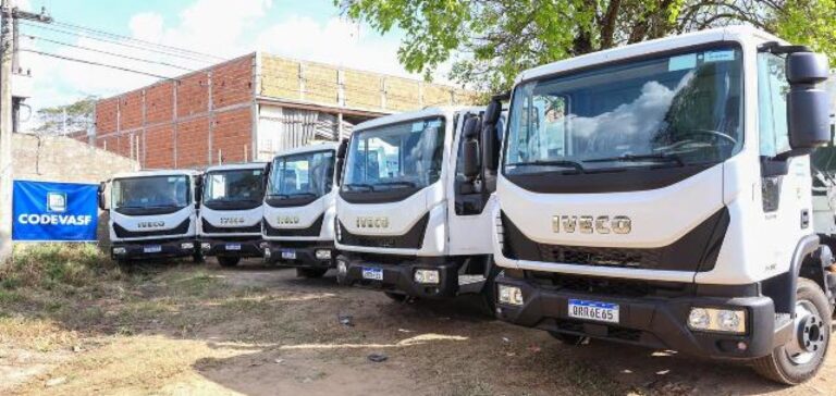 Ciro Nogueira entrega caminhões compactadores para Geminiano e mais quatro municípios do Piauí Ciro Nogueira entrega caminhões compactadores para Geminiano e mais quatro municípios do Piauí