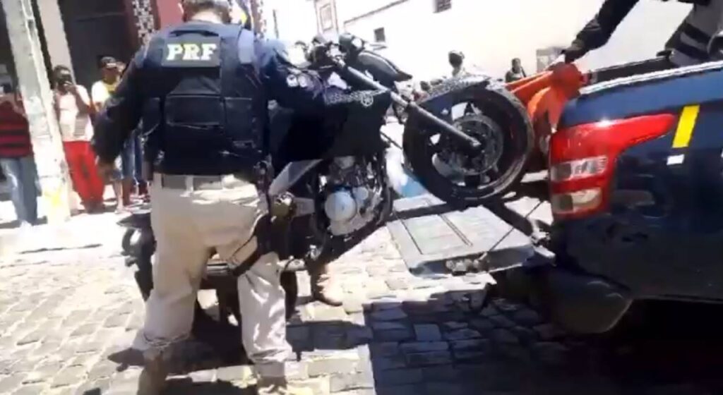 Motociclista sem CNH tenta fugir da PRF e sofre acidente em cidade do Piauí