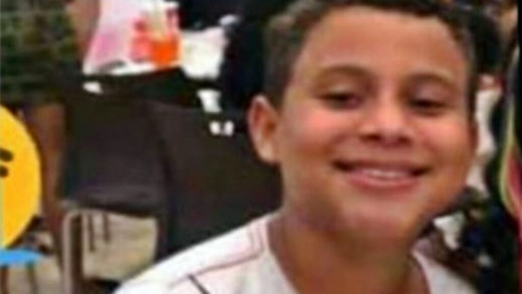 Menino pega arma para brincar e morre com tiro na cabeça