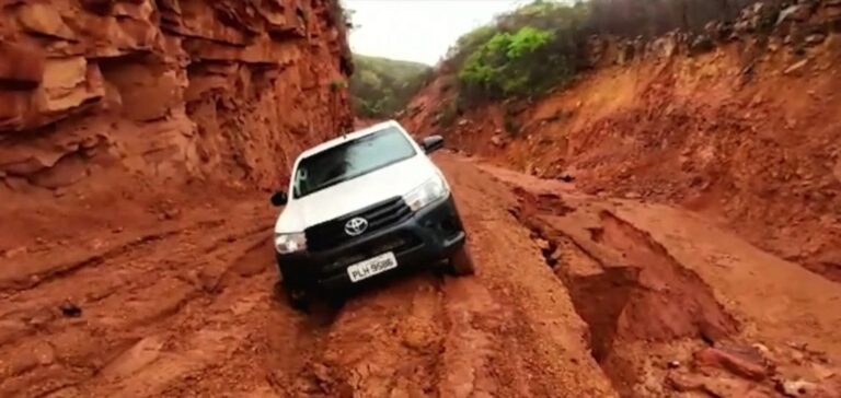 Chuva rompe trecho da PI-392 e impede produtores de escoar grãos no Sul do Piauí Chuva rompe trecho da PI-392 e impede produtores de escoar grãos no Sul do Piauí