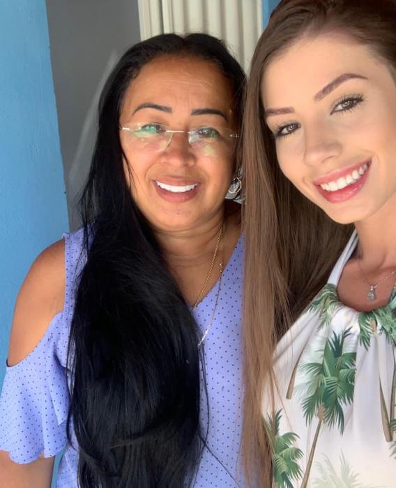 Namorada de Whindersson rebate comentário maldoso em foto com a mãe do humorista