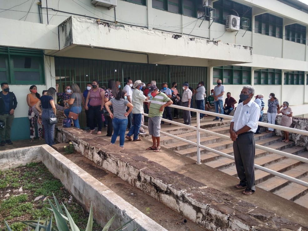 Sem chave, local de votação atrasa abertura dos portões em mais de 1 hora em Picos