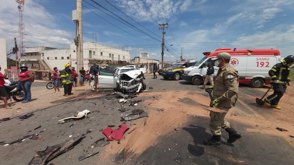 Colisão entre carros deixa feridos e trânsito lento na BR-343