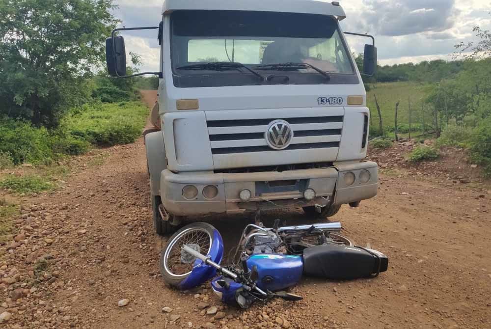Colisão frontal entre moto e caminhão mata estudante de 25 anos no Piauí