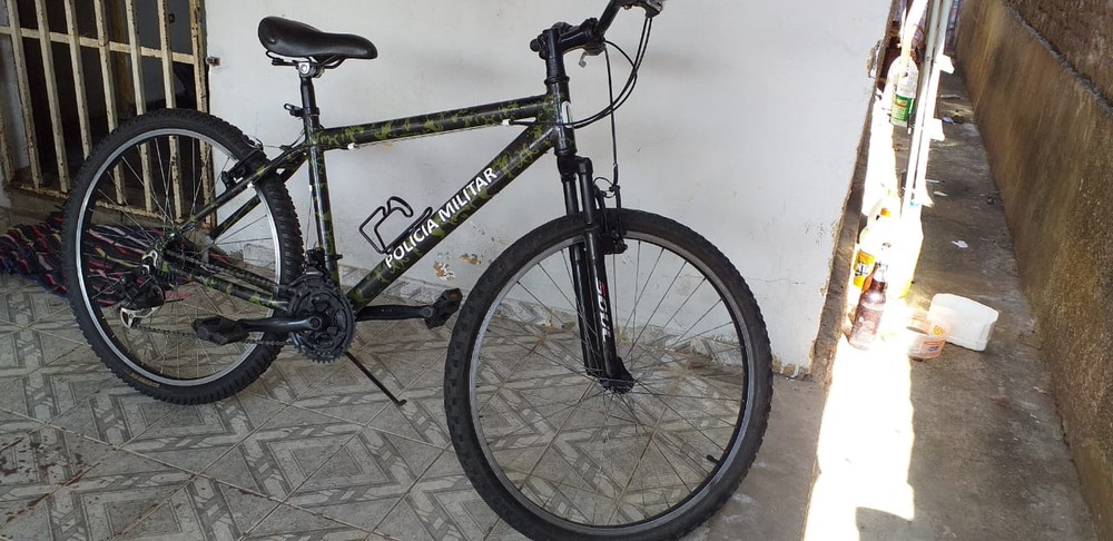 Menino ganha bicicleta da PM após pedir farda da corporação em cartinha para o Papai Noel