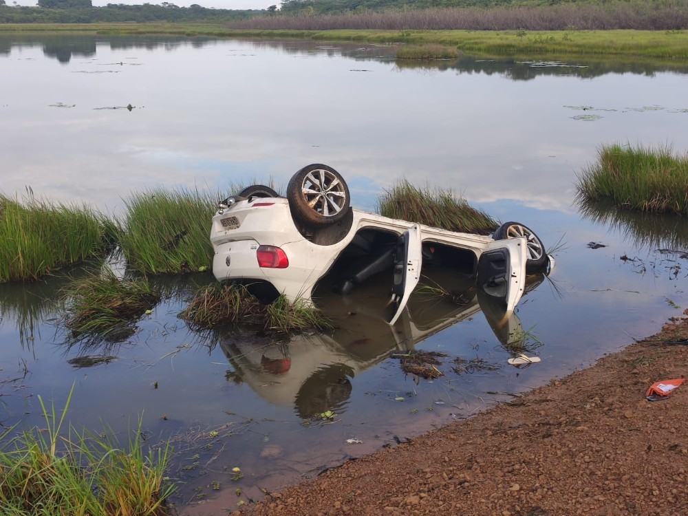 Motorista perde controle do carro e cai dentro de lagoa na zona rural de Água