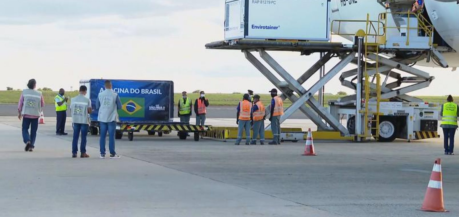 Novo carregamento da Coronavac chega em aeroporto de Campinas