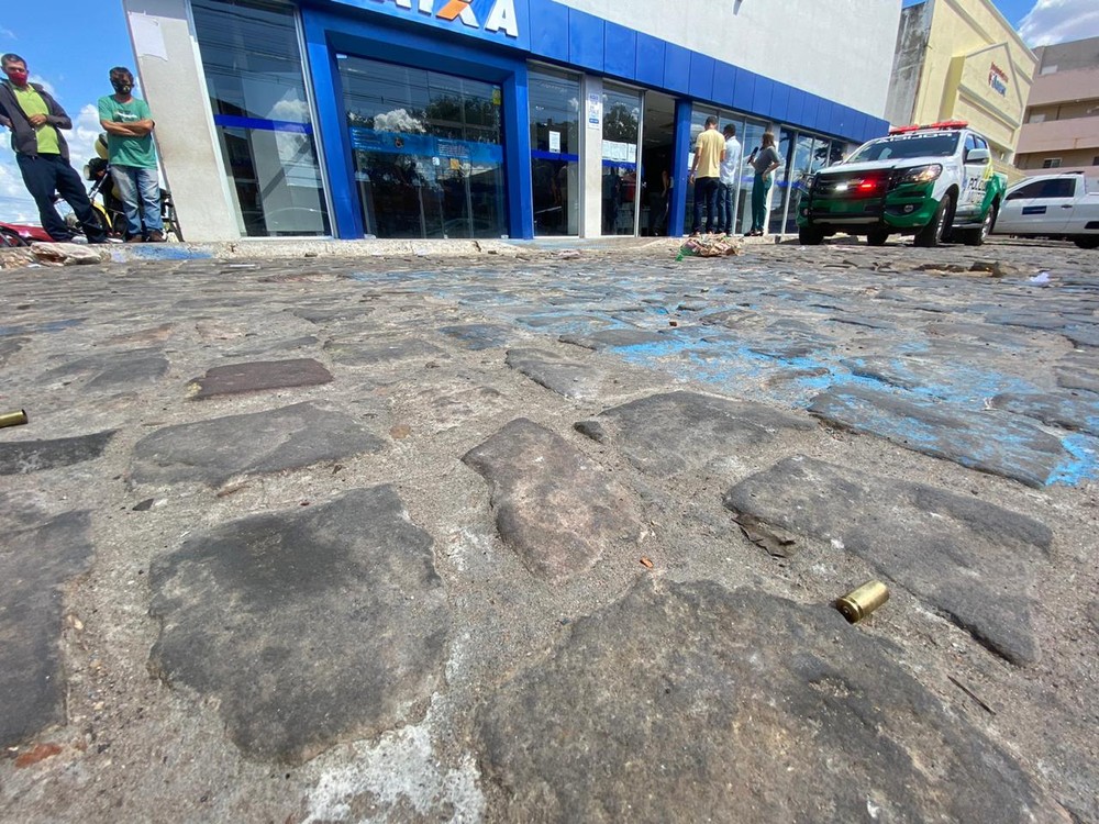 Quadrilha tenta assaltar Caixa em pleno dia e causa pânico em Teresina