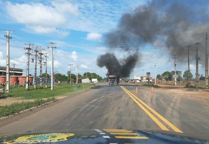 Caminhão pega fogo em frente à subestação de energia elétrica em Altos