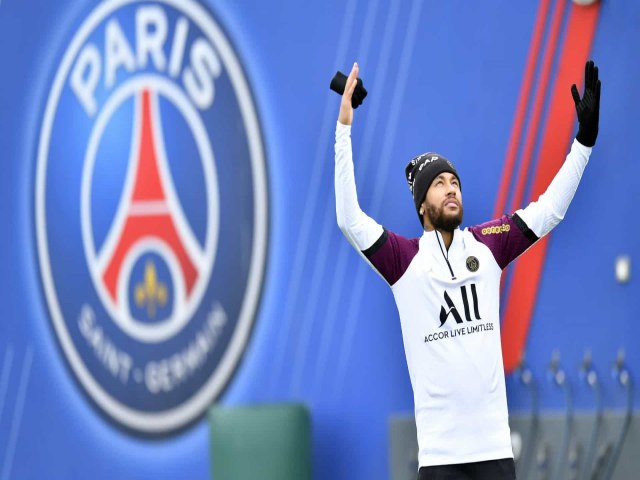 Após quase um mês afastado por causa de lesão, Neymar volta aos treinos do PSG