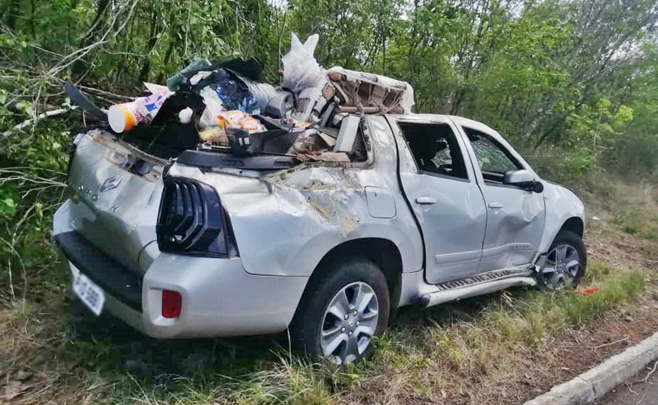 Condutor dorme ao volante, carro capota e quatro ficam feridos no Norte do Piauí