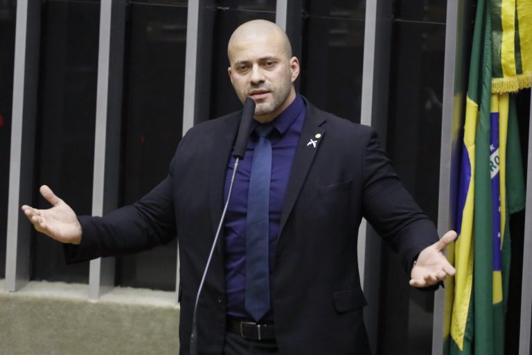 Centrão articula manter prisão de Silveira, e vice da Câmara defende suspensão ou cassação de deputado