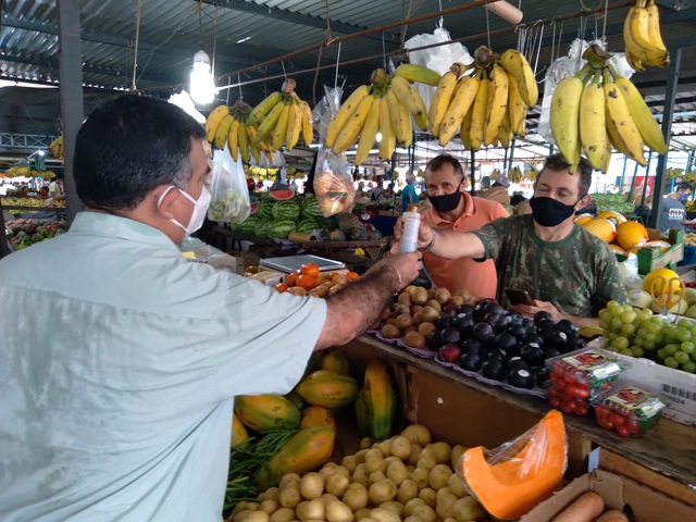 Prefeitura distribui álcool em gel para feirantes em Picos