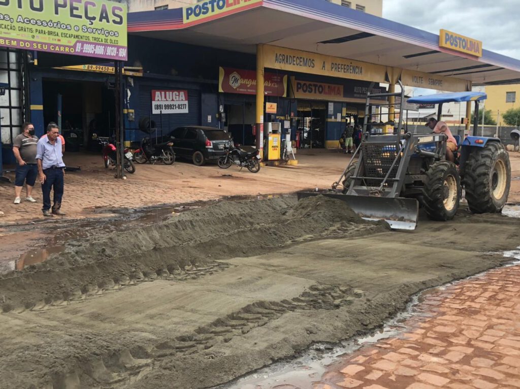 Prefeito Gil Paraibano realiza operação de tapa buracos nas laterais da BR 316 em Picos