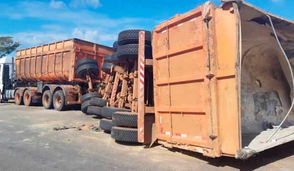 Carga de soja é saqueada após carreta tombar na BR-135