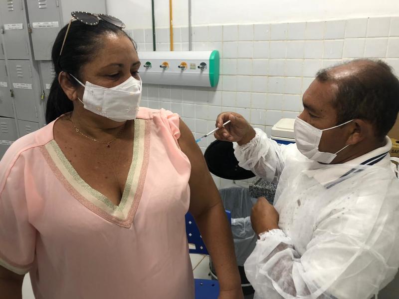 Picoenses de 48 anos e mais recebem a primeira dose da vacina contra a Covid-19