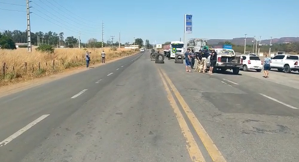 Caminhoneiros fazem protesto sem bloqueios na BR-135 em Bom Jesus, Sul do Piauí