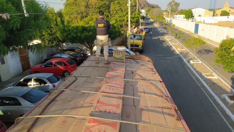 PRF aprende carga de cigarro avaliada em R$ 1 milhão na BR-230 no Piauí