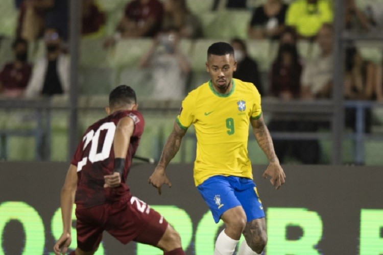 Brasil leva susto, mas vence Venezuela de virada fora nas Eliminatórias