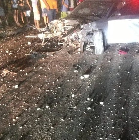 Homem fica gravemente ferido após colidir carro de luxo contra poste