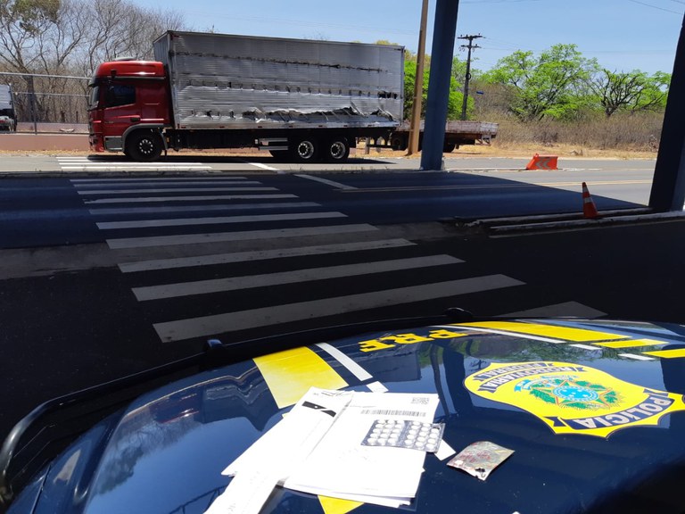 PRF autua caminhoneiro por portar anfetaminas em Valença do Piauí