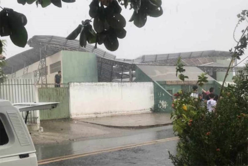 Temporal derruba teto de ginásio e causa estragos em cidade do Piauí