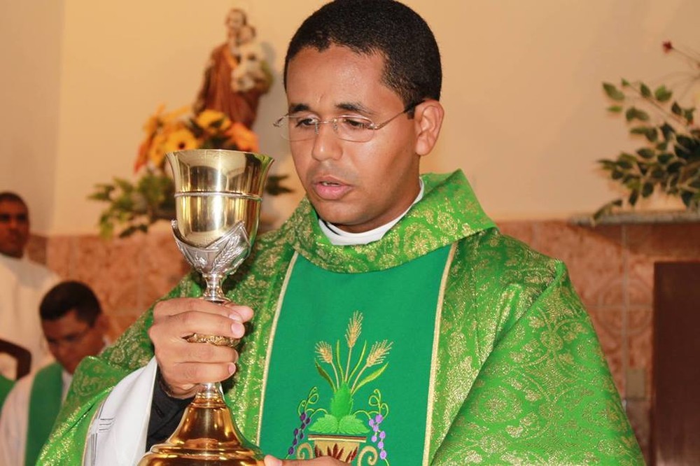 Vaticano determina demissão de padre após denúncia de relacionamento amoroso com jovem no Piauí