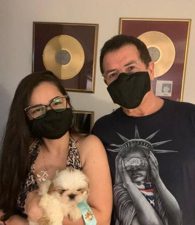 Cantor Beto Barbosa, de 66 anos, se casa com jovem de 24 ‘Me ajudou contra câncer’