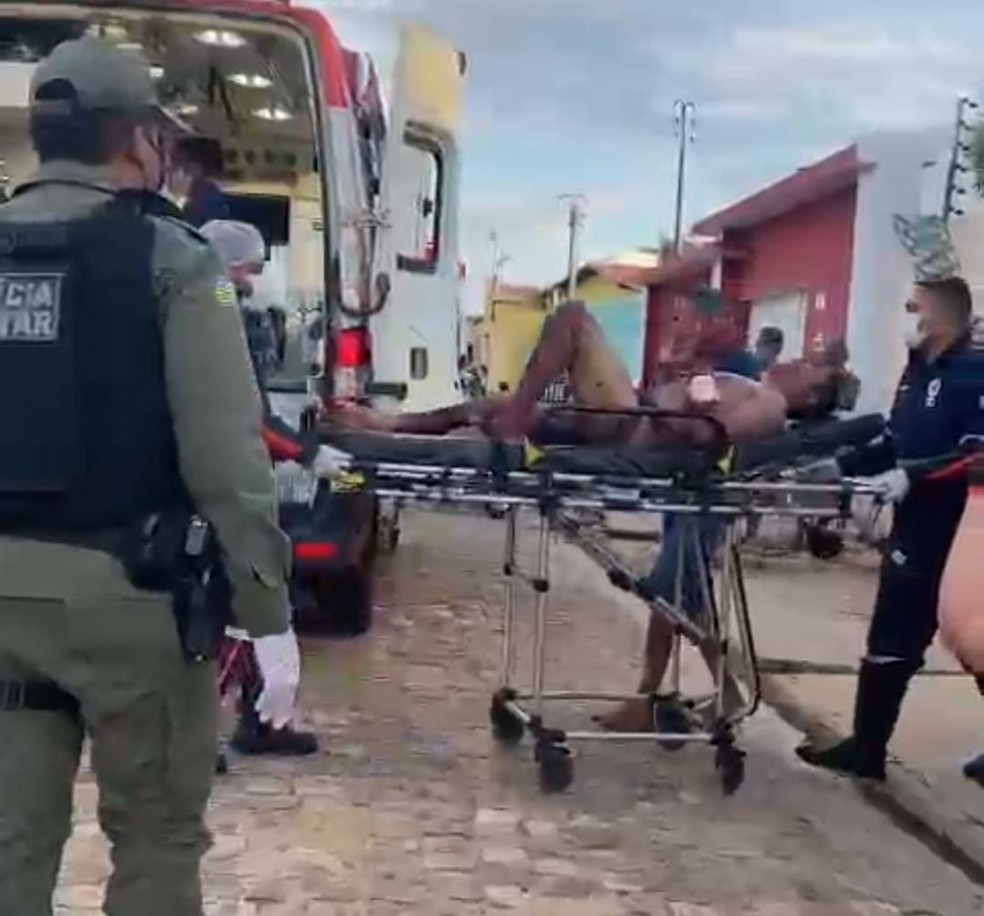 Homem em surto invade casa e agride quatro pessoas