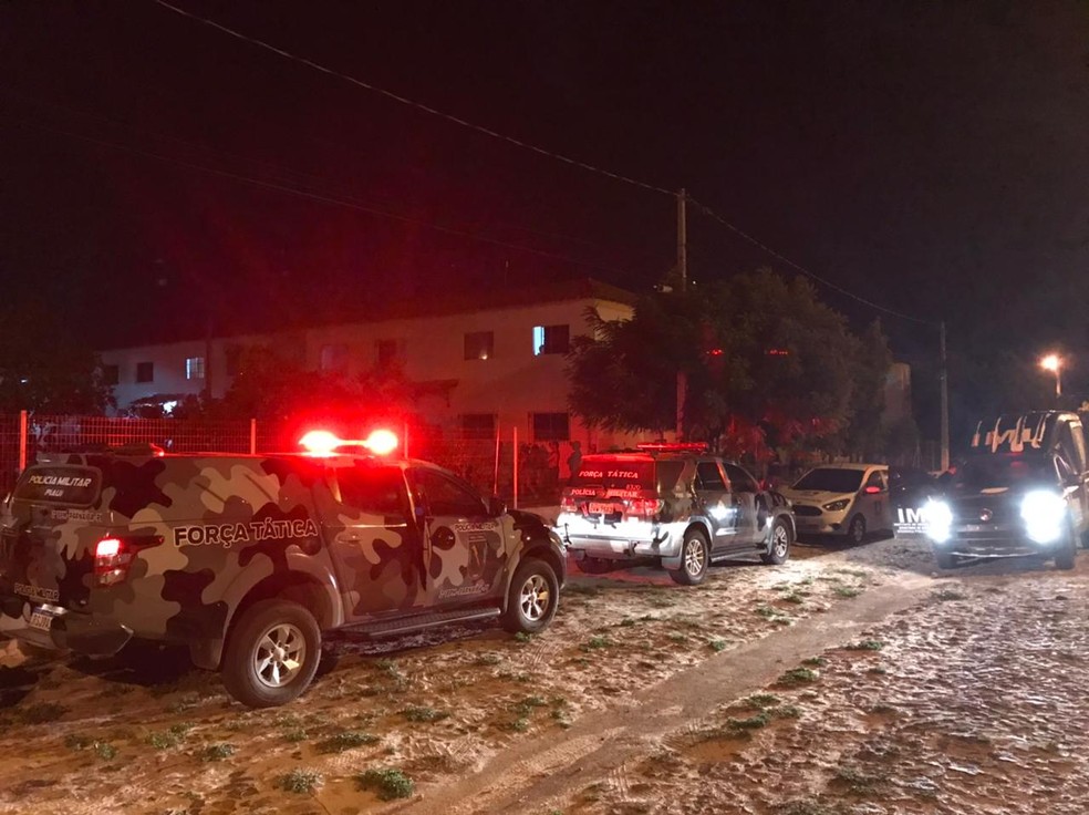Mulher é assassinada a tiros enquanto amamentava a filha na porta de casa em Parnaíba criança ficou ferida