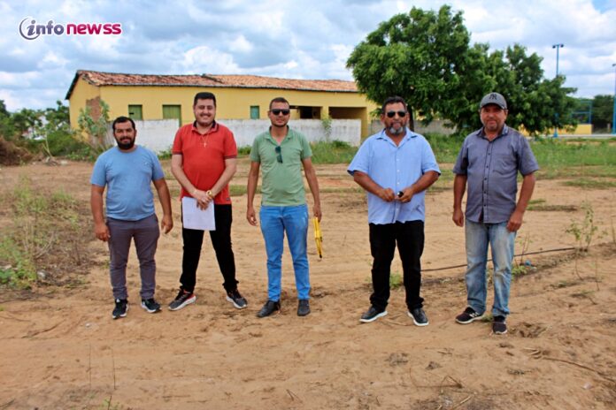 Prefeito Ademar e Vereador Burenga acompanham início das obras de Fábrica de Farinha em Povoado de Belém do Piauí -IMG_9701