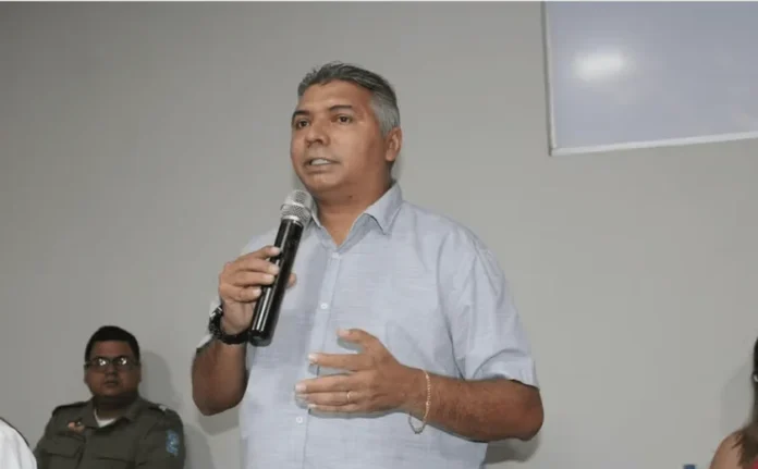 justica-ordena-que-prefeito-que-acumulava-5-cargos-publicos-devolva