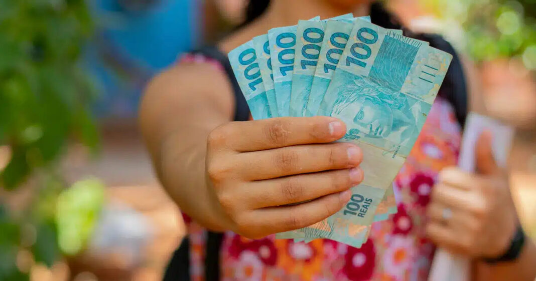 Auxilio-ESTUDANTE-de-R-400- Pé-de-Meia