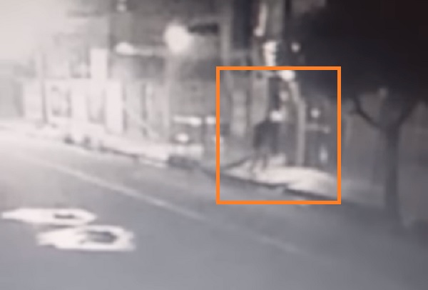 Homem quebra porta de vidro de loja e furta bolsa térmica em Picos