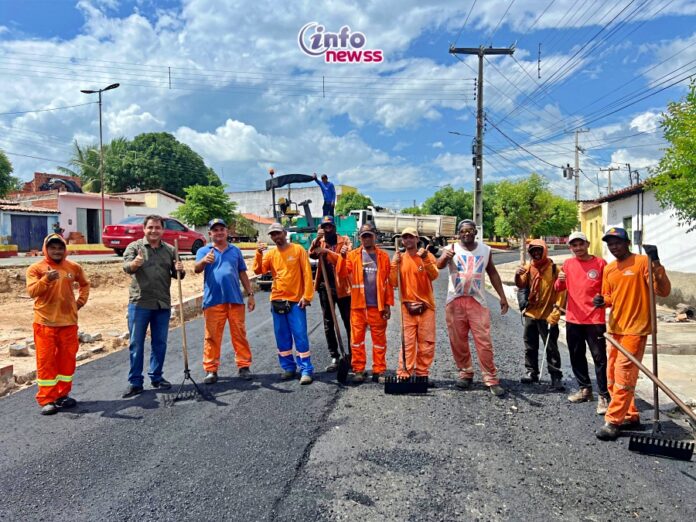 Prefeito Valdinar Silva acompanha mais uma etapa de pavimentação asfáltica em Padre Marcos–PI - 16876f2a-457b-4135-b672-eb0cb0a91a7c