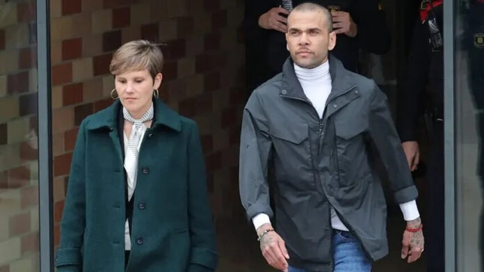 Vídeo mostra momento em que Daniel Alves sai da prisão mediante pagamento de fiança