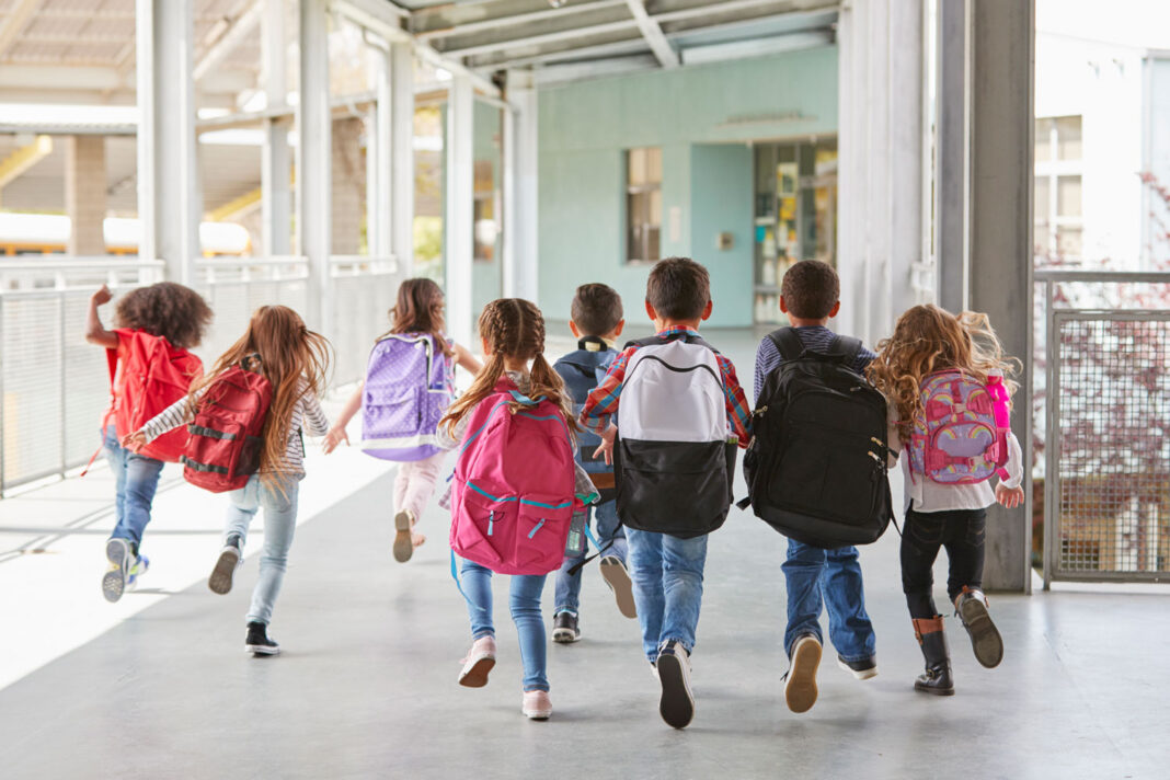 Volta às aulas - alunos, crianças escola