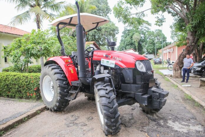 Trator agrícola - 27 municípios receberão kits de irrigação e equipamentos a agricultores