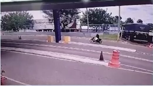 Bêbado, sem capacete e documentos, motoqueiro 'se entrega' a PRF no PI