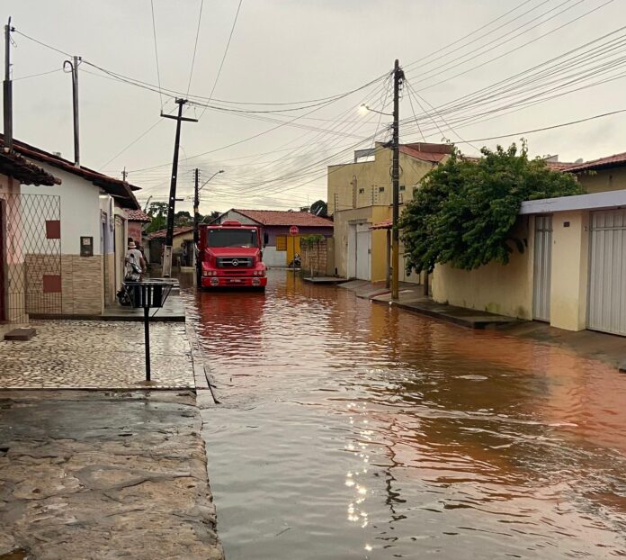 Chuva forma correnteza em ruas e arrasta veículos em cidade do PI