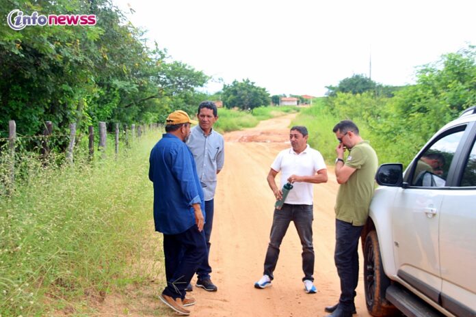 Prefeito Ademar e Construtora visitam estrada do Povoado Carquejo que receberá pavimentação asfáltica - IMG_6106