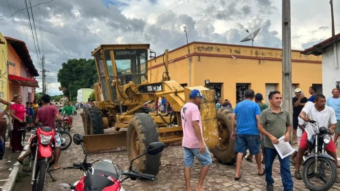 Prefeito coloca máquina rua para impedir obras do governo, dizem populares