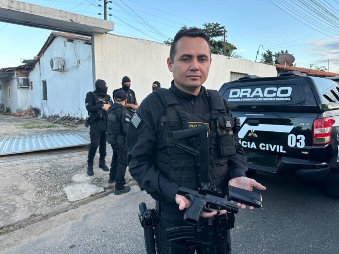Dupla suspeita de integrar facção criminosa e ameaçar delegado de morte durante live é presa