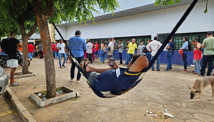 Eleitor arma rede em frente a fórum eleitoral em Picos para esperar atendimento